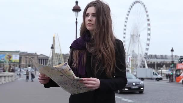 Κορίτσι ψάχνουν χάρτη στο Παρίσι — Αρχείο Βίντεο