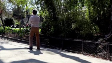 Paris Monceau parc Yoga yapan erkek