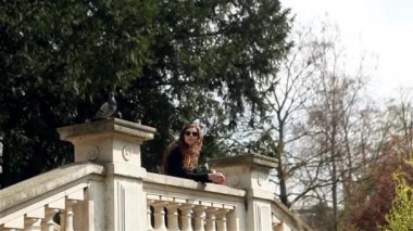 Kız olanlar gözleri üzerinde Monceua parc de Paris içinde şölen