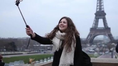 Eiffel Kulesi'nde selfie alarak kız