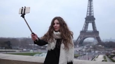 Eiffel Kulesi'nde selfie alarak kız