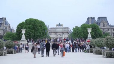 Jardin des Tuileries Paris'te bir dinlenme sahip insanlar