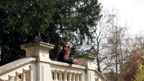 Chica festejando los ojos en el parque Monceua en París — Vídeos de Stock