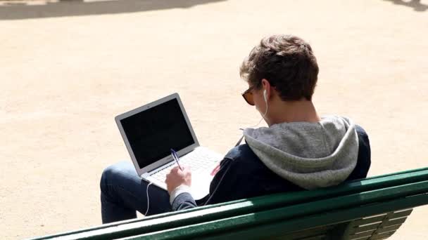 The man sitting and working in the Monceau parc in Paris — Stock Video