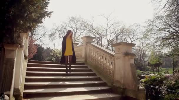 Κορίτσι κατάρριψης τις σκάλες στο το parc Monceau στο Παρίσι — Αρχείο Βίντεο