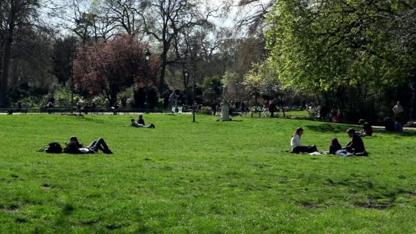 İnsanlar Paris Monceau Parkı dinlen — Stok video