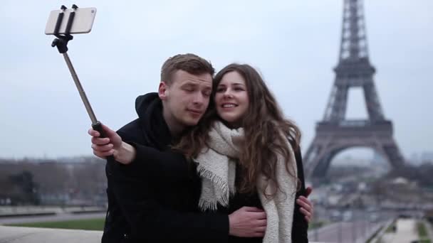 Happy couple taking selfie at the Eiffel Tower — Stock Video