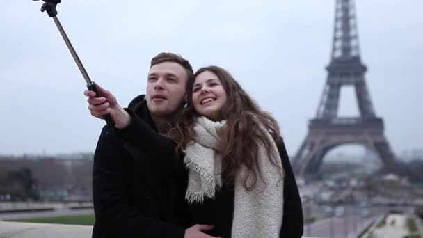 Casal feliz tirando selfie na Torre Eiffel — Vídeo de Stock