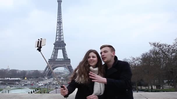Šťastný pár při selfie na Eiffelovu věž