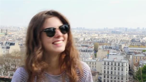 Улыбающаяся девушка в летний день в Париже — стоковое видео