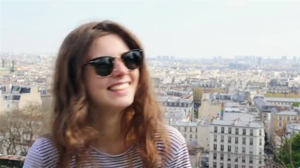 Ragazza sorridente in una giornata estiva a Parigi — Video Stock