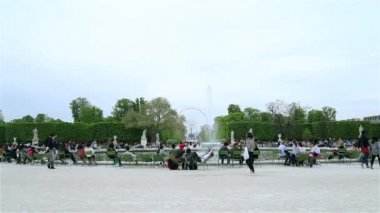 İnsanların bir dinlenme Jardin des Tuileries Paris'te çeşme çevresinde