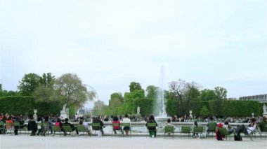 İnsanların bir dinlenme Jardin des Tuileries Paris'te çeşme çevresinde