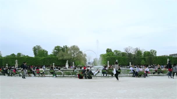 Pessoas tendo um descanso em torno de fonte em Jardin des Tuileries em Paris — Vídeo de Stock