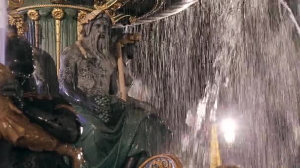 Place de la Concorde, Paris gece üzerinde Fountain'dan adam heykeli — Stok video