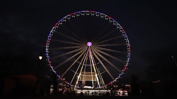 Iluminado roue de Paris de noche en Paris — Vídeos de Stock