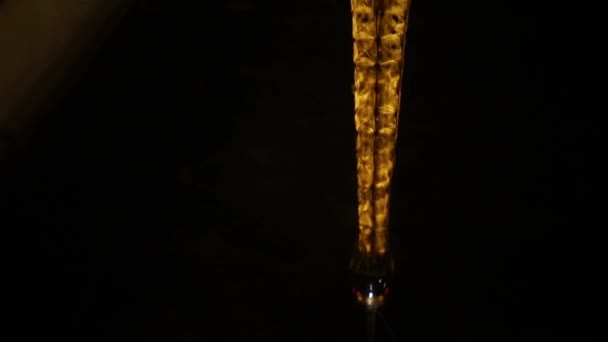 El espejo de la torre Eiffel en el agua por la noche en París — Vídeos de Stock