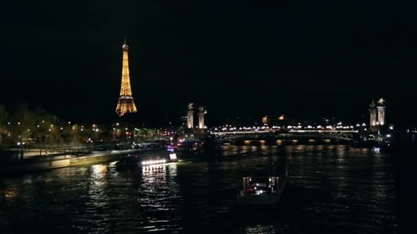 Außenansicht von Remmlai Seine bei Nacht in Paris — Stockvideo