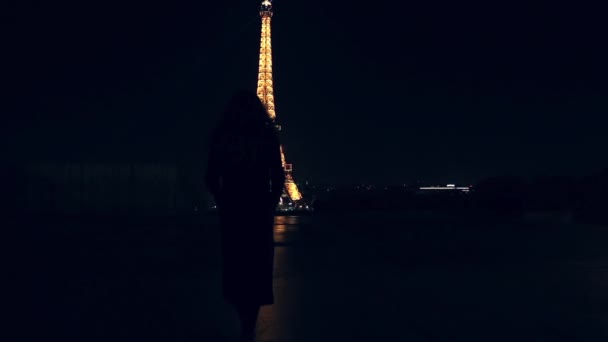Dziewczyna przychodzi i oglądanie na wieży Eiffla w głębokiej nocy — Wideo stockowe