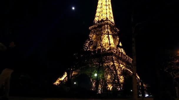 Eiffelova věž od zdola nahoru v noci v Paříži