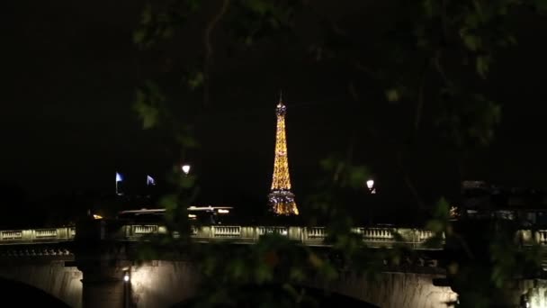 Lignts στον σχετικά με τον πύργο του Άιφελ τη νύχτα στο Παρίσι — Αρχείο Βίντεο