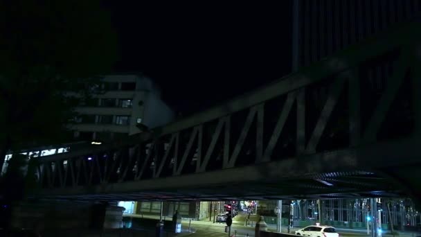 晚上在巴黎的开放空间地铁 — 图库视频影像