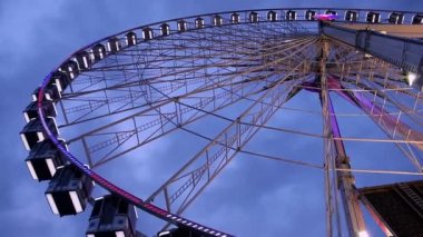 Roue inceleyen ilginç de Paris de Paris