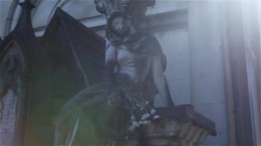 Paris'te Pere Lachaise mezarlığında ağlayan kız