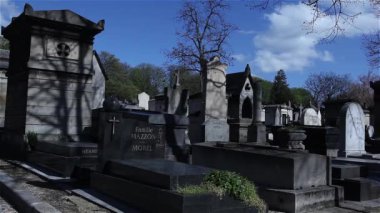 Mezarların üzerinde Paris'te Pere Lachaise mezarlığı
