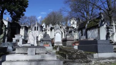 Mezarların üzerinde Paris'te Pere Lachaise mezarlığı