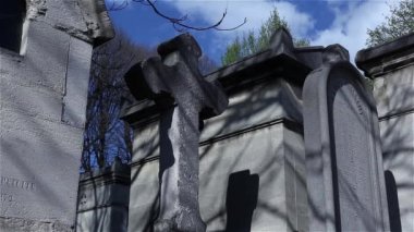 Cristian çapraz Paris'te Pere Lachaise mezarlığında mezar üzerinde