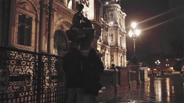 Hotel de Ville de noche en París — Vídeo de stock