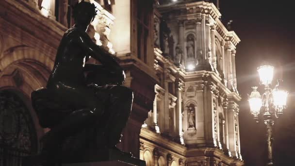 Estatua de mujer en el hotel de ville en París por la noche — Vídeos de Stock