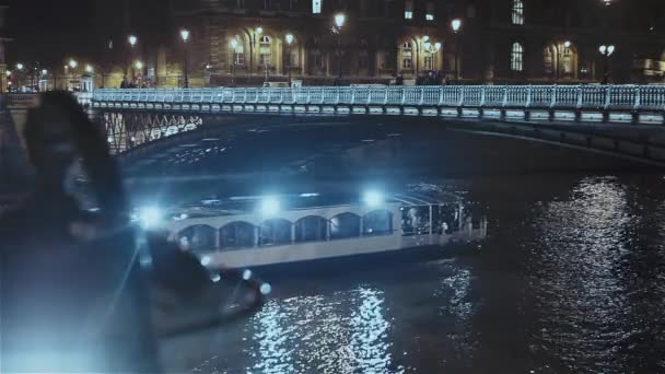 Човен йде під мостом ot Remblai Сени у Парижі в ніч — стокове відео