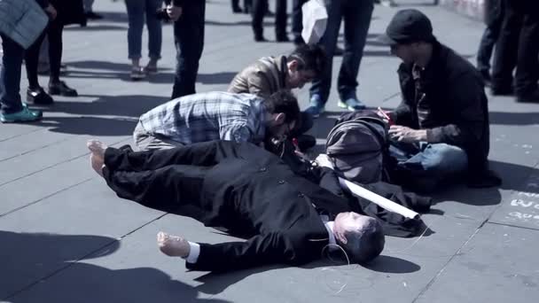 Estudiantes instalados en el lugar de la republique de París — Vídeos de Stock