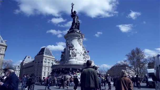 Ludzie przychodzą do place de la republique w Paryżu — Wideo stockowe