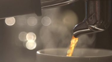 Kahve kahve makinesi yavaş akar