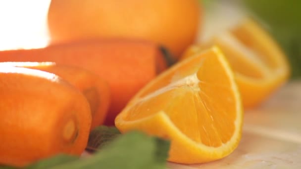 Oranges et carottes coupées au ralenti — Video