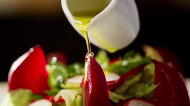 Salade de légumes et huile d'olive au ralenti — Video