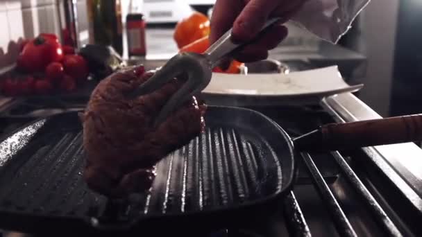 Grill smocked barbecue steak in slow motionn — Stock Video