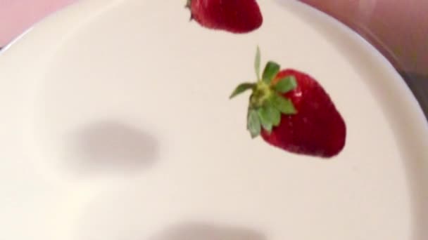 Caída de fresas en la leche en cámara lenta — Vídeo de stock