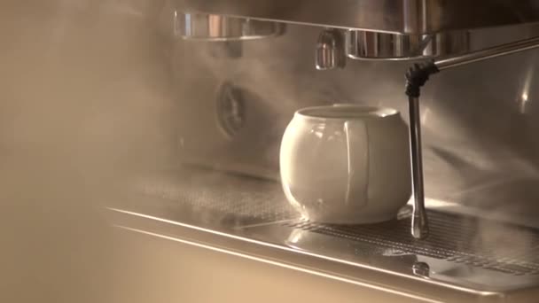 Wasser fließt in Zeitlupe aus Kaffeemaschine — Stockvideo