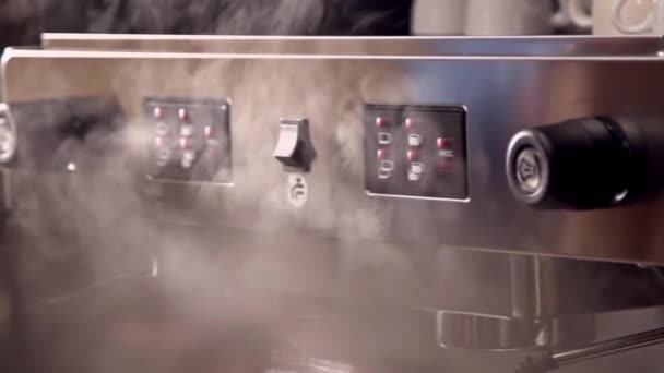 Пар из кофеварки в замедленной съемке — стоковое видео