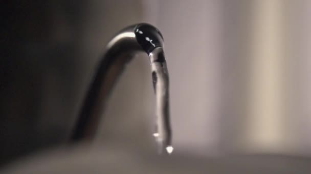 Água fervente é derramada a partir da chaleira, preparação de um purover — Vídeo de Stock
