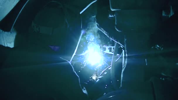 Welder is working in slow motion — Stock Video