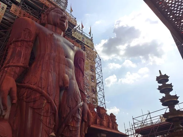 Резьба Bahubali Джайн Храм Хассан Карнатака Индия — стоковое фото
