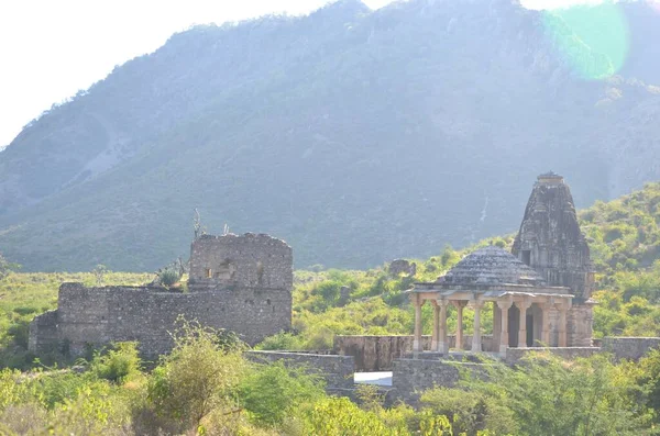 Bhangarh Kalesi 'ndeki antik tapınak, Alwar, Rajasthan, Hindistan