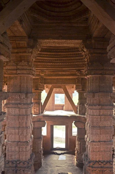Gwalior Kalesi 'ndeki antik tapınakta oymalar, Madhya Pradesh, Hindistan
