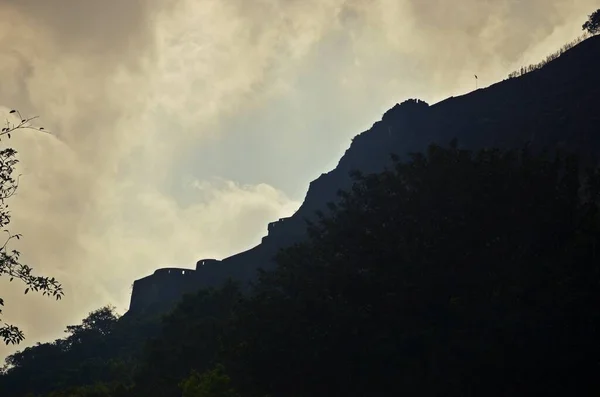 Lohgarh kalesinin silueti, pune, maharashtra, Hindistan
