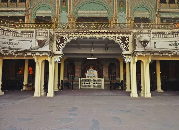 Экстерьер Дворца Амба Вилас Карнатака — стоковое фото